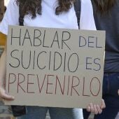 Una persona muestra una pancarta que reza 'Hablar de suicidio es prevenirlo'/ Jesús Hellín / Europa Press