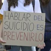 Una persona muestra una pancarta que reza 'Hablar de suicidio es prevenirlo'/ Jesús Hellín / Europa Press Una persona muestra una pancarta que reza 'Hablar de suicidio es prevenirlo'/ Jesús Hellín / Europa Press