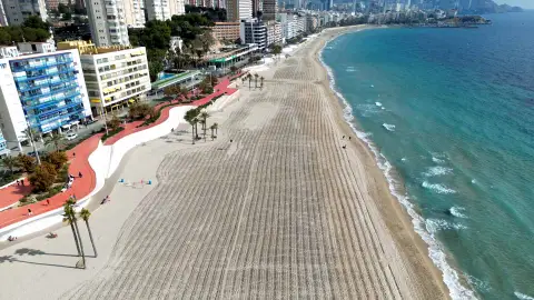Benidorm pone a punto de sus playas con limpiezas en profundidad de cara a la llegada de más turistas esta primavera Benidorm pone a punto de sus playas con limpiezas en profundidad de cara a la llegada de más turistas esta primavera