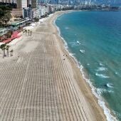 Benidorm pone a punto de sus playas con limpiezas en profundidad de cara a la llegada de más turistas esta primavera