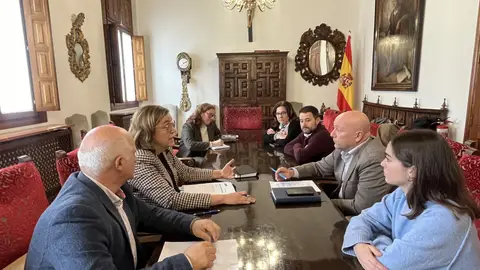 La Diputación colaborará con Paredes de Nava para el acondicionamiento del albergue y la carretera de acceso a las "Casas del Rey" .