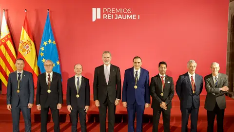 Felipe VI ha posado junto a los premiados. Felipe VI ha posado junto a los premiados.