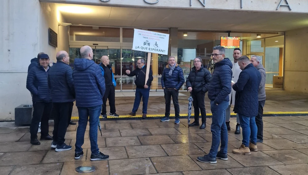 Taxistas concentrados a la puerta del ayuntamiento de Benidorm Taxistas concentrados a la puerta del ayuntamiento de Benidorm