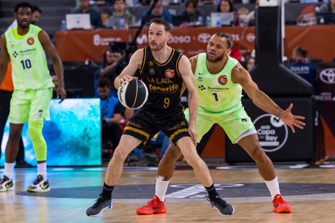 El Tenerife noquea a un Barcelona que agrava su crisis El Tenerife noquea a un Barcelona que agrava su crisis