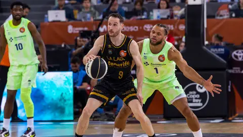El Tenerife noquea a un Barcelona que agrava su crisis El Tenerife noquea a un Barcelona que agrava su crisis