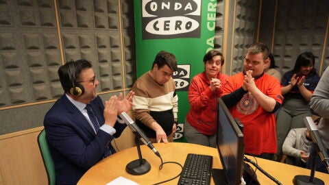 El consejero Amador Pastor en los estudios de Onda Cero Radio Toledo, junto con los chicos de 'Down Toledo'