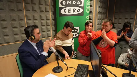 El consejero Amador Pastor en los estudios de Onda Cero Radio Toledo, junto con los chicos de 'Down Toledo' El consejero Amador Pastor en los estudios de Onda Cero Radio Toledo, junto con los chicos de 'Down Toledo'