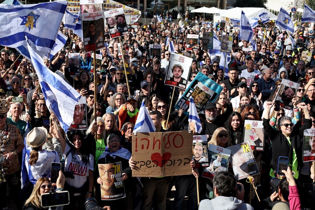 Hamás libera a tres rehenes israelíes en el sexto intercambio con Israel durante el alto el fuego en Gaza Hamás libera a tres rehenes israelíes en el sexto intercambio con Israel durante el alto el fuego en Gaza