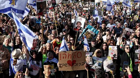 Hamás libera a tres rehenes israelíes en el sexto intercambio con Israel durante el alto el fuego en Gaza Hamás libera a tres rehenes israelíes en el sexto intercambio con Israel durante el alto el fuego en Gaza