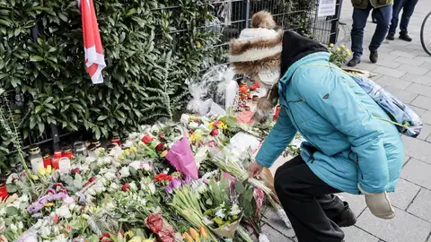 Una señora deja flores en el altar que rinde homenaje a los heridos del atropello múltiple en Múnich. Una señora deja flores en el altar que rinde homenaje a los heridos del atropello múltiple en Múnich.