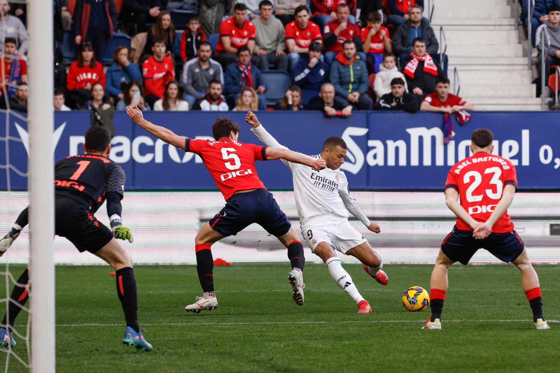 El Real Madrid se deja dos puntos en Pamplona y pone en peligro el liderato (1-1) El Real Madrid se deja dos puntos en Pamplona y pone en peligro el liderato (1-1)