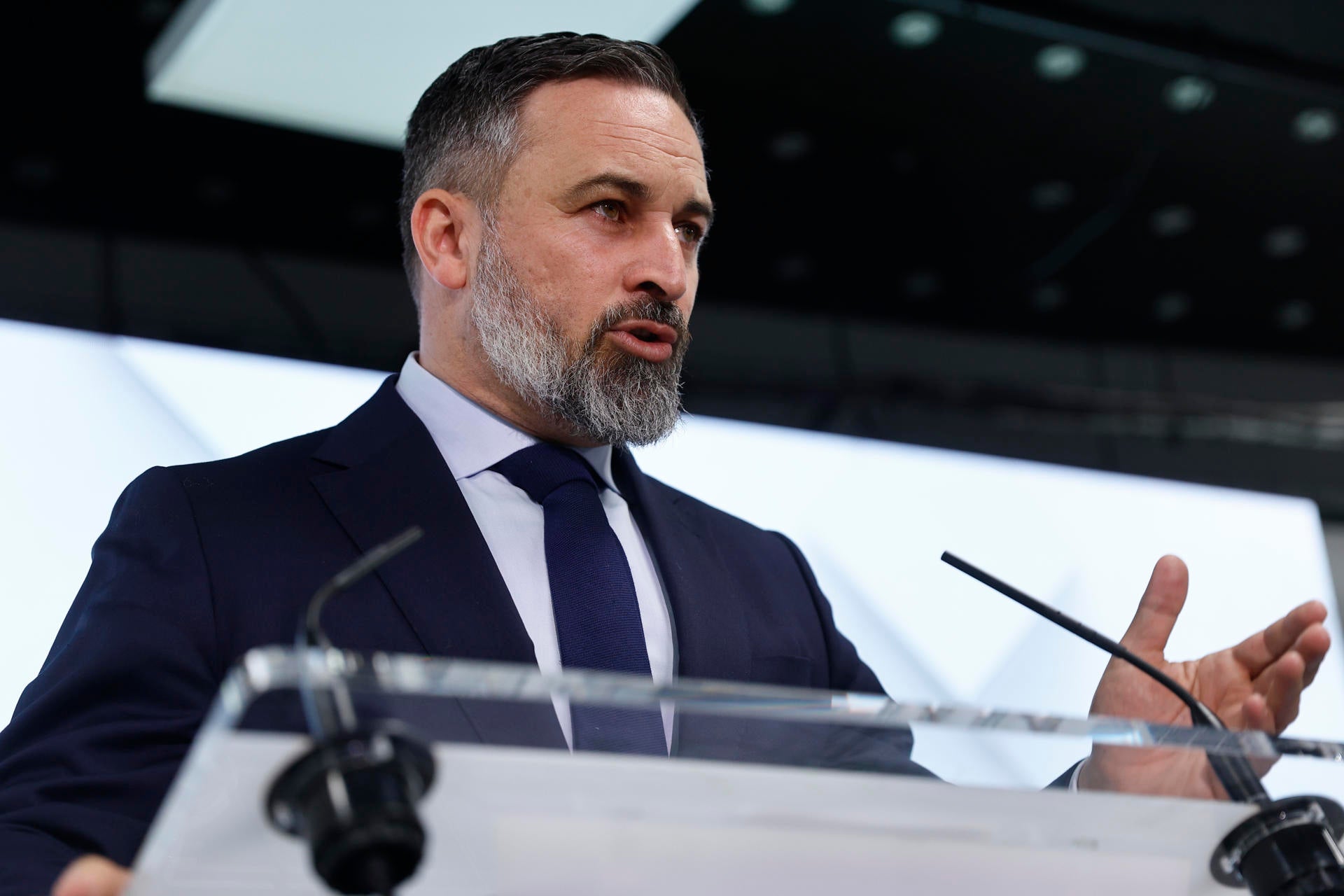 Santiago Abascal carga contra el discurso de Sánchez: "Sois los asesinos del campo, de la industria y de la soberanía" Santiago Abascal carga contra el discurso de Sánchez: "Sois los asesinos del campo, de la industria y de la soberanía"