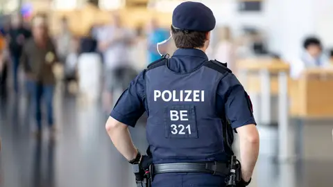 Imagen de archivo de un agente de la Policía de Austria Imagen de archivo de un agente de la Policía de Austria