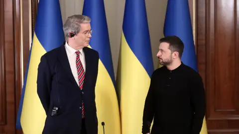 El secretario del Tesoro de Estados Unidos, Scott Bessent (izquierda) con el presidente de Ucrania, Volodimir Zelensky, en Kiev. El secretario del Tesoro de Estados Unidos, Scott Bessent (izquierda) con el presidente de Ucrania, Volodimir Zelensky, en Kiev.