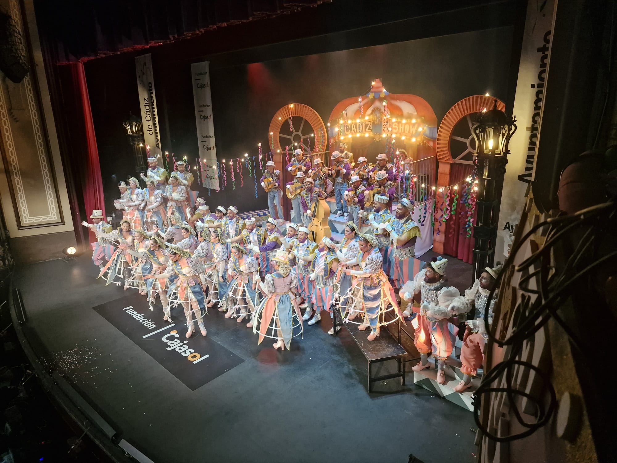 Así ha sido la actuación del coro 'Cádiz, el show' en cuartos de final del COAC 2025 Así ha sido la actuación del coro 'Cádiz, el show' en cuartos de final del COAC 2025