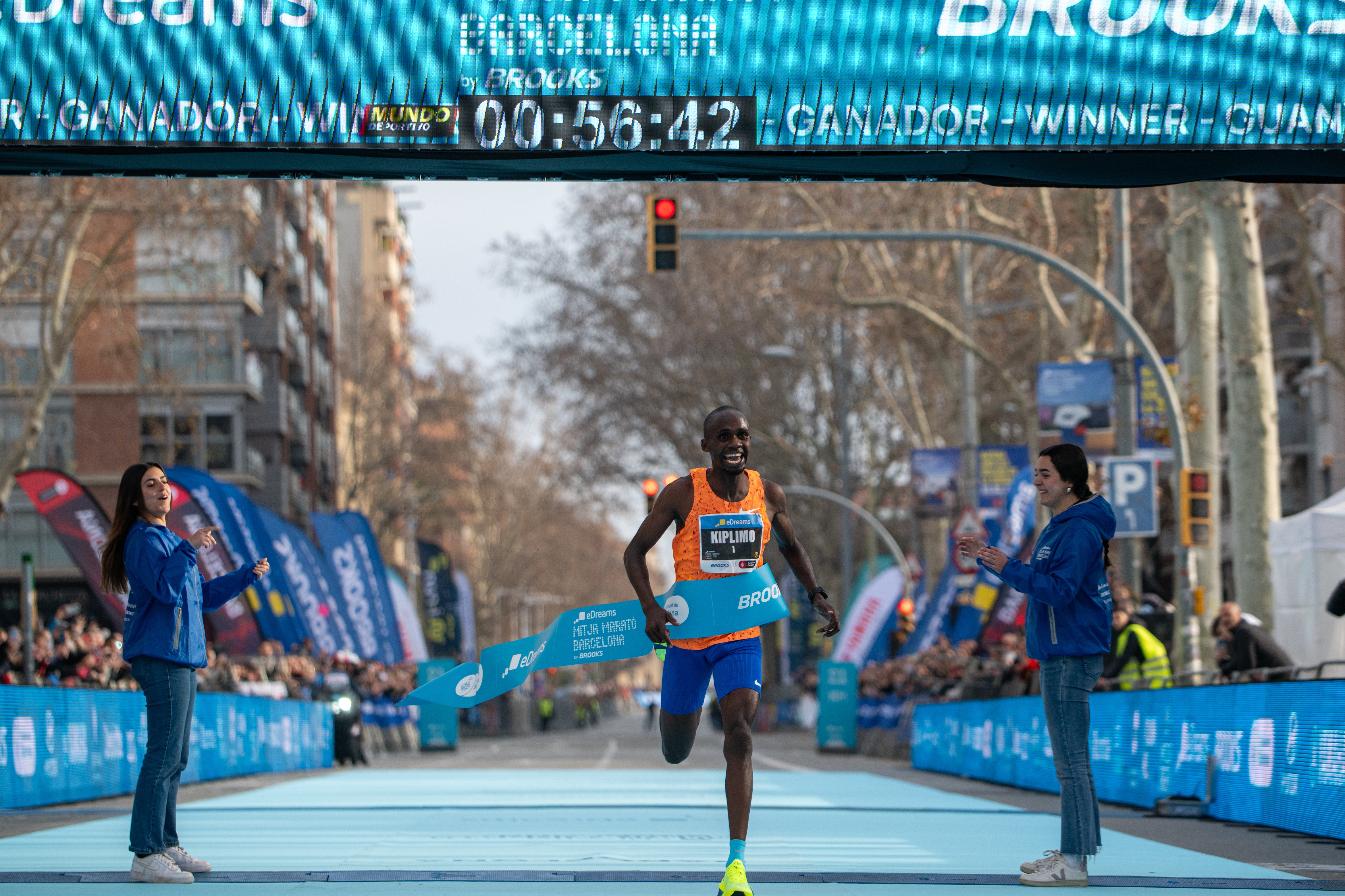 El ugandés Jacob Kiplimo baja de los 57 minutos y conquista el récord del mundo en la media maratón de Barcelona El ugandés Jacob Kiplimo baja de los 57 minutos y conquista el récord del mundo en la media maratón de Barcelona