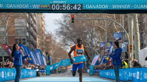 El ganador de la carrera Jacob Kiplimo rompe el récord mundial en la eDreams Mitja Marató de Barcelona, a 16 de febrero de 2025, en Barcelona El ganador de la carrera Jacob Kiplimo rompe el récord mundial en la eDreams Mitja Marató de Barcelona, a 16 de febrero de 2025, en Barcelona