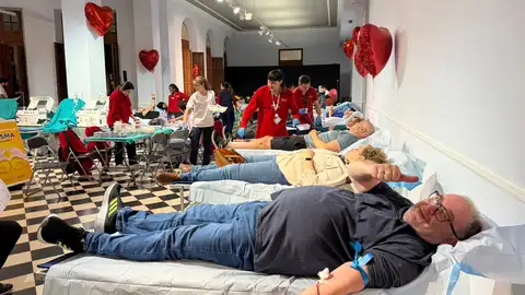 Varios colaboradores donando sangre Varios colaboradores donando sangre