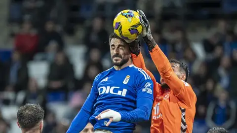Dani Martín atrapa un balón contra el Oviedo. Dani Martín atrapa un balón contra el Oviedo.