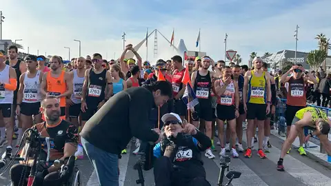 Corredores en la línea de salida junto al alcalde de Alicante Corredores en la línea de salida junto al alcalde de Alicante