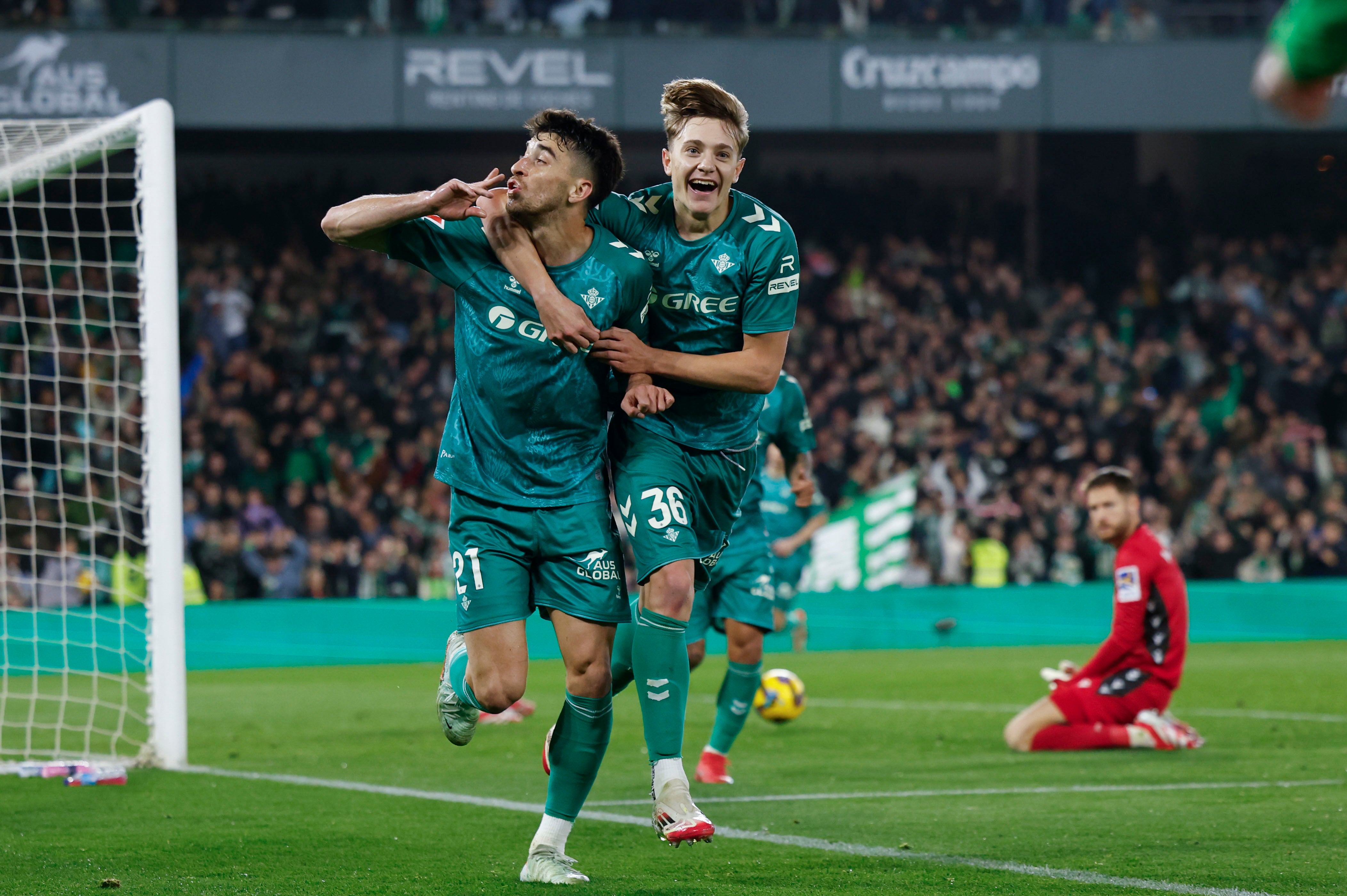 El Betis destroza a la Real y mira arriba El Betis destroza a la Real y mira arriba