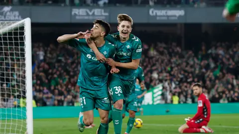 Marc Roca y Jesús Rodríguez celebran uno de los goles del Betis ante la Real. Marc Roca y Jesús Rodríguez celebran uno de los goles del Betis ante la Real.