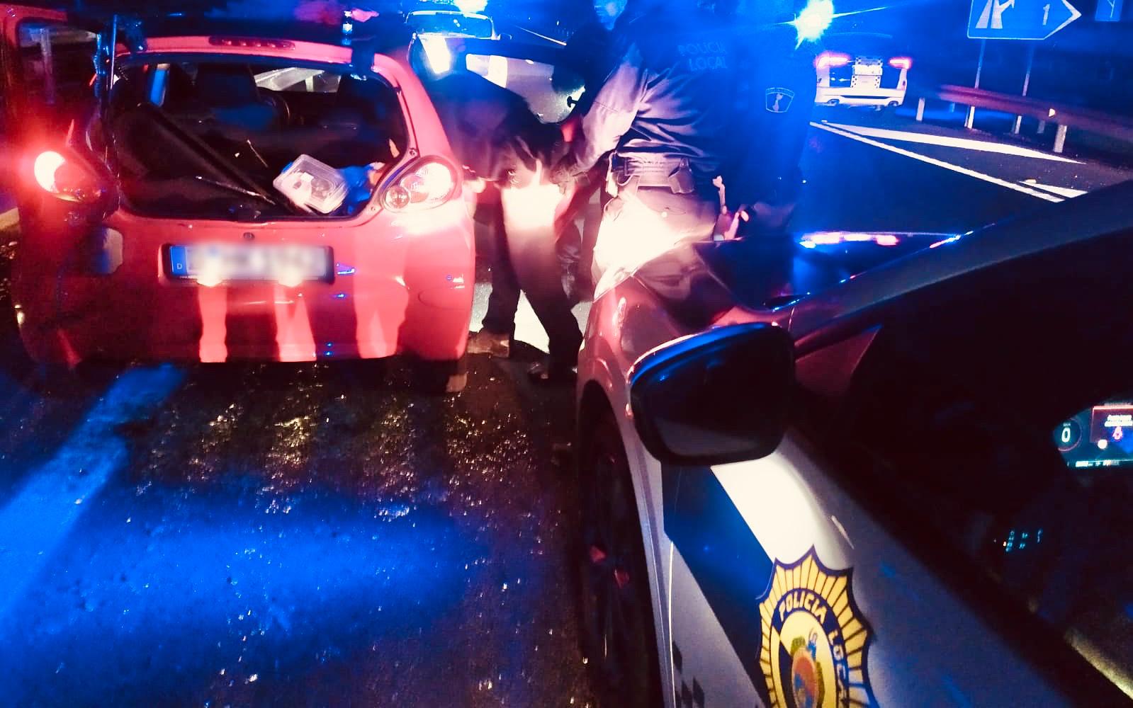 La Policía Local de Elche detiene a una mujer tras una persecución en la que casi atropella a un agente La Policía Local de Elche detiene a una mujer tras una persecución en la que casi atropella a un agente