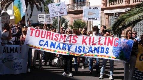 Manifestaci&oacute;n del 16 de febrero de 2025 en Santa Cruz de Tenerife en contra del turismo de masas