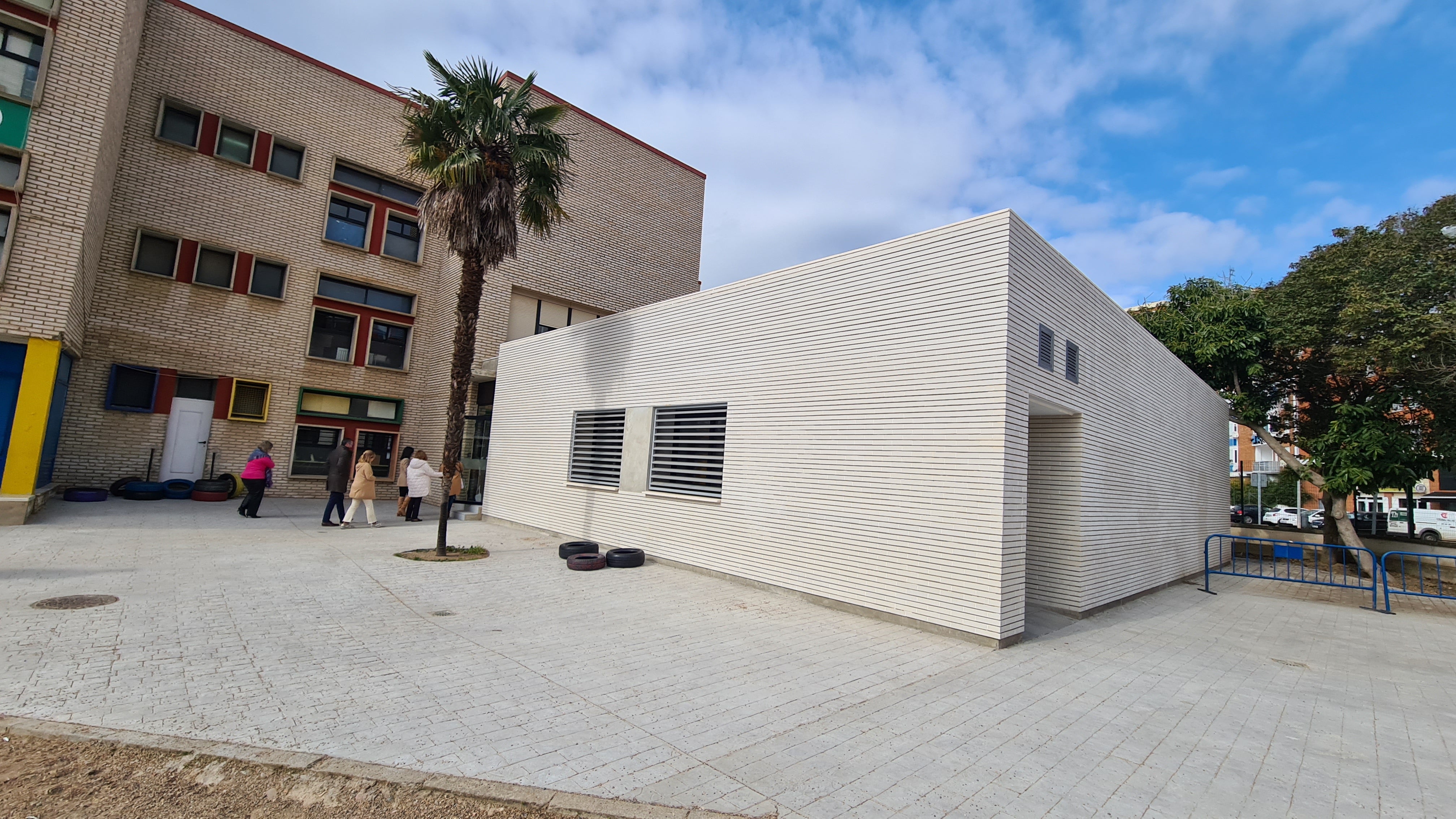 Alumnos del colegio Juan Vázquez de Badajoz se manifiestan contra el desalojo de Carlos, su antiguo conserje Alumnos del colegio Juan Vázquez de Badajoz se manifiestan contra el desalojo de Carlos, su antiguo conserje