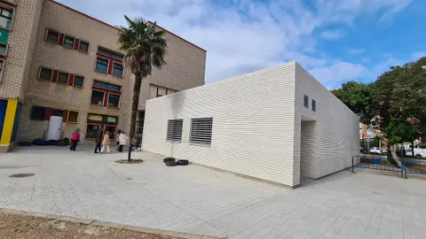 Alumnos del colegio Juan Vázquez de Badajoz se manifiestan contra el desalojo de Carlos, su antiguo conserje Alumnos del colegio Juan Vázquez de Badajoz se manifiestan contra el desalojo de Carlos, su antiguo conserje