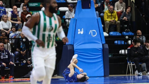 17-02-2025 Una jugada del partido Alimerka Oviedo Baloncetso-Real Betis