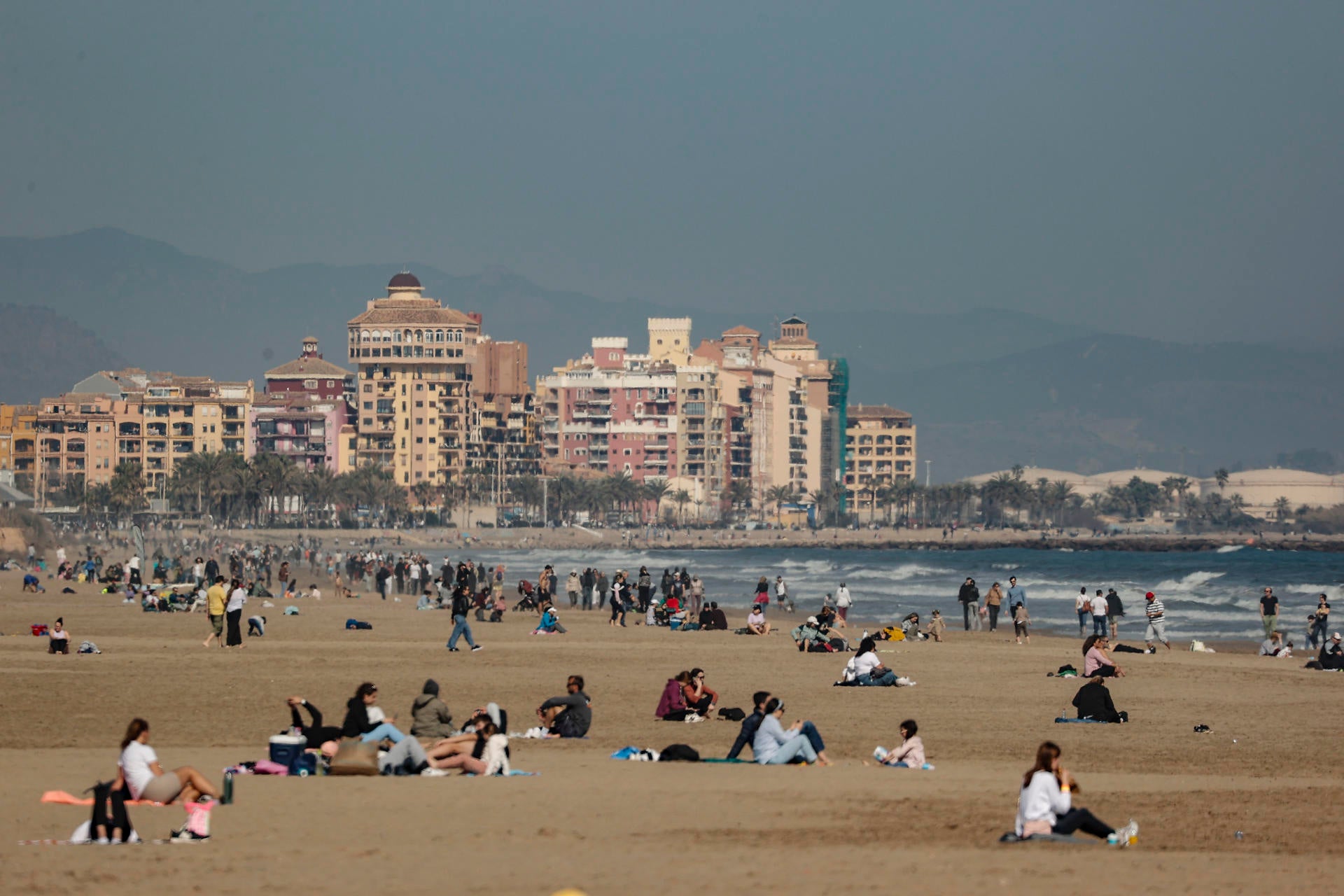 Empieza una semana "más cálida de lo habitual" aunque con lluvias en estas zonas de España Empieza una semana "más cálida de lo habitual" aunque con lluvias en estas zonas de España