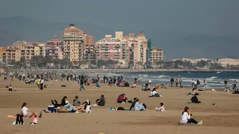 Imagen de este domingo de la playa de La Patacona, en Alboraya (Valencia). Imagen de este domingo de la playa de La Patacona, en Alboraya (Valencia).