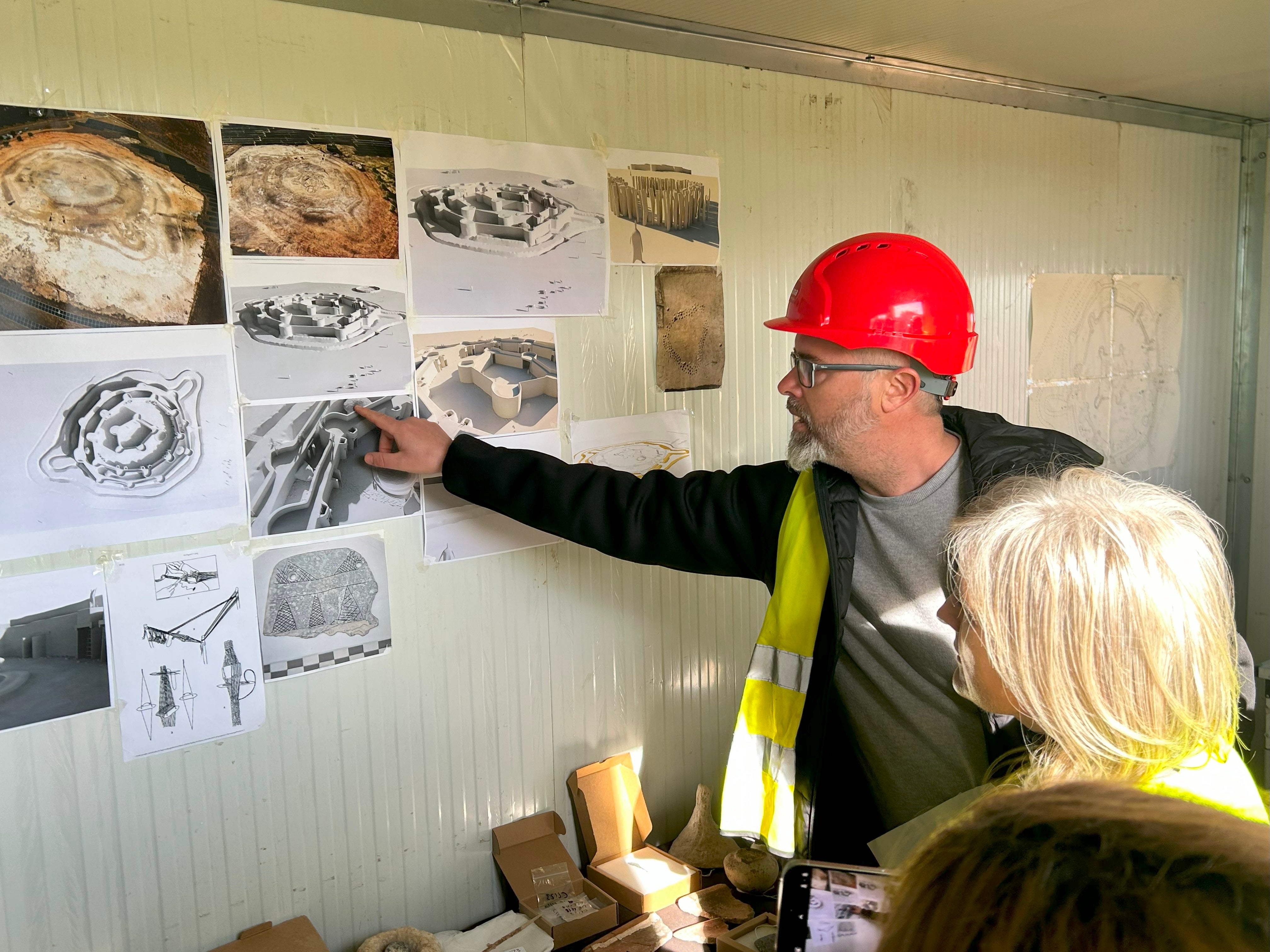 La consejera de Cultura destaca el yacimiento Cortijo Lobato de Almendralejo como uno de los más singulares de España La consejera de Cultura destaca el yacimiento Cortijo Lobato de Almendralejo como uno de los más singulares de España