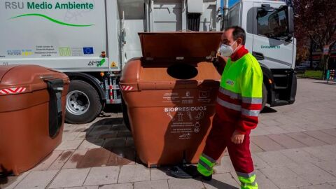Recogida de residuos de RSU en el contenedor marr&oacute;n