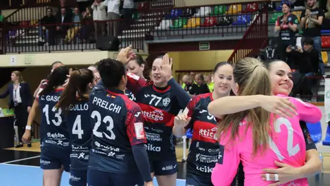 Las jugadoras del Atticgo CBM Elche, tras el duelo ante Dunarea Braila. Las jugadoras del Atticgo CBM Elche, tras el duelo ante Dunarea Braila.