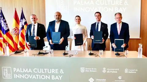 La presidenta del Govern, el alcalde de Palma, el presidente del Consell de Mallorca, el rector de la UIB y el presidente de la Autoridad Portuaria de Baleares con el protocolo firmado. La presidenta del Govern, el alcalde de Palma, el presidente del Consell de Mallorca, el rector de la UIB y el presidente de la Autoridad Portuaria de Baleares con el protocolo firmado.