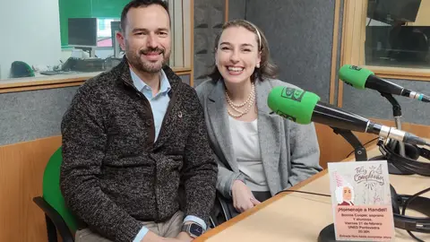 El responsable de extensión universitaria de UNED Pontevedra, Rafa Cotelo, acompañado por la soprano y profesora del coro abierto de la UNED, Bonnie Cooper Más de Uno Pontevedra