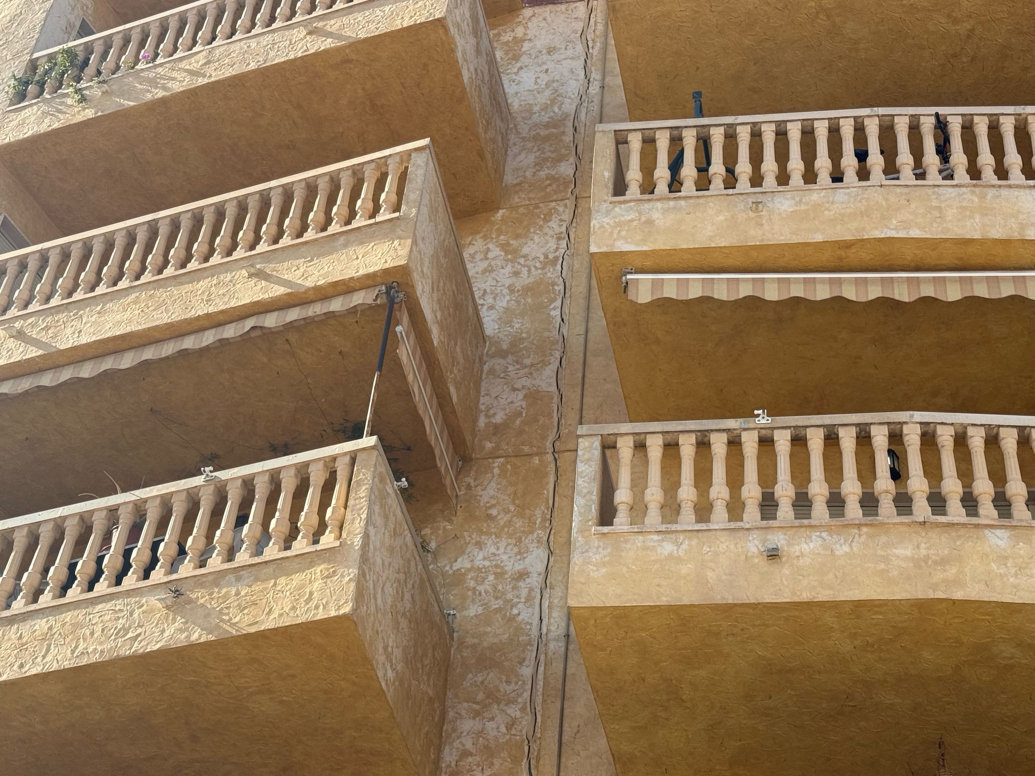 Vecinos de la calle Médico Termístocles Almagro exigen solución al problema de filtraciones de agua provenientes de una acequia de riego cercana Vecinos de la calle Médico Termístocles Almagro exigen solución al problema de filtraciones de agua provenientes de una acequia de riego cercana