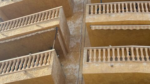 Vecinos de la calle M&eacute;dico Term&iacute;stocles Almagro exigen soluci&oacute;n al problema de filtraciones de agua provenientes de una acequia de riego cercana