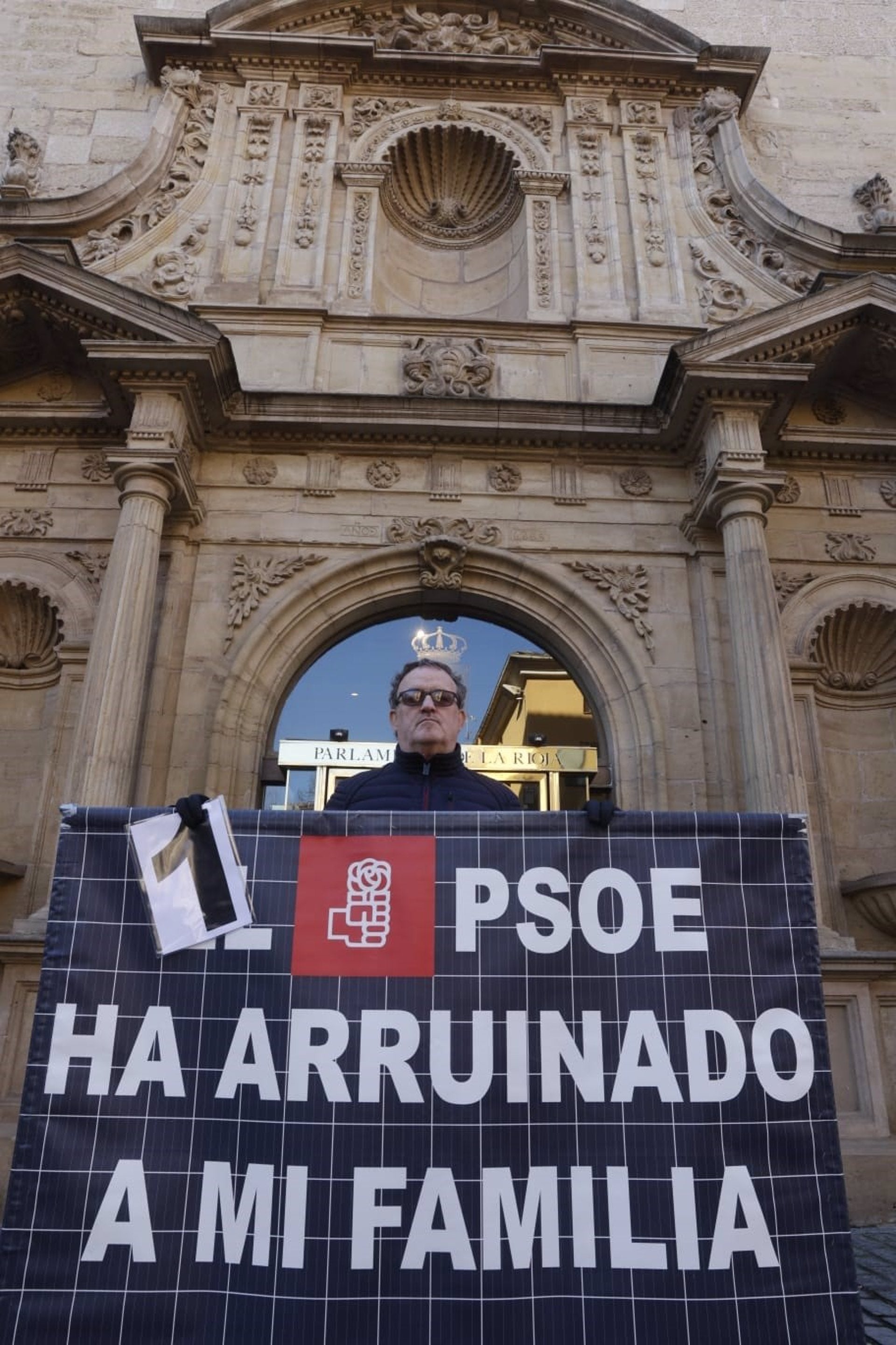 César Vea, en huelga de hambre frente al parlamento de La Rioja "hasta que le lleve la ambulancia" César Vea, en huelga de hambre frente al parlamento de La Rioja "hasta que le lleve la ambulancia"