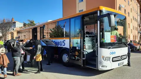 Viajeros subiendo al autobús en el parking de la estación de RENFE en Teruel RENFE