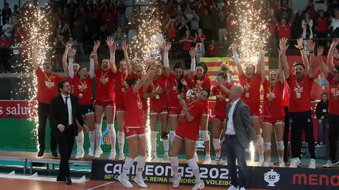 El equipo celebrando el título de la Copa de la Reina. El equipo celebrando el título de la Copa de la Reina.