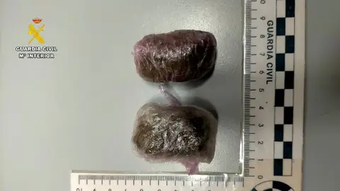 Localizadas dos bellotas de hachís en el interior del cuerpo de un preso del Centro penitenciario de la Moraleja .