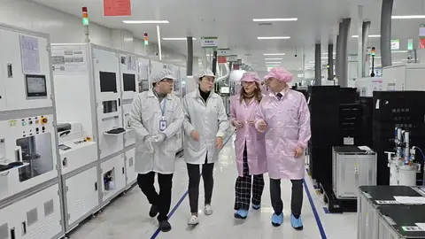 La alcaldesa de Zaragoza durante una visita a las instalaciones de TDG Group en China, donde ayer anunció la inversión La alcaldesa de Zaragoza durante una visita a las instalaciones de TDG Group en China, donde ayer anunció la inversión