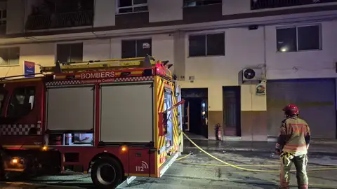 Un incendio en la calle Jacinto Benavente obliga a ingresar a dos mujeres por inhalación de humo Un incendio en la calle Jacinto Benavente obliga a ingresar a dos mujeres por inhalación de humo