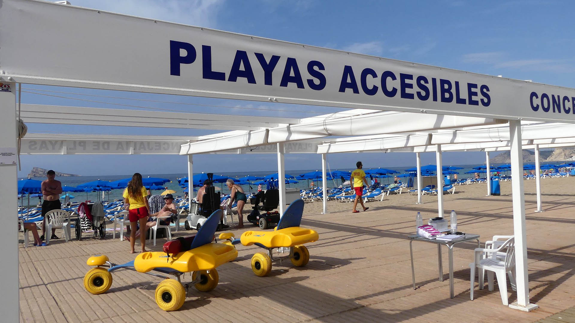 Las playas accesibles de Benidorm facilitaron el baño de más de 18.500 personas con movilidad reducida en 2024 Las playas accesibles de Benidorm facilitaron el baño de más de 18.500 personas con movilidad reducida en 2024