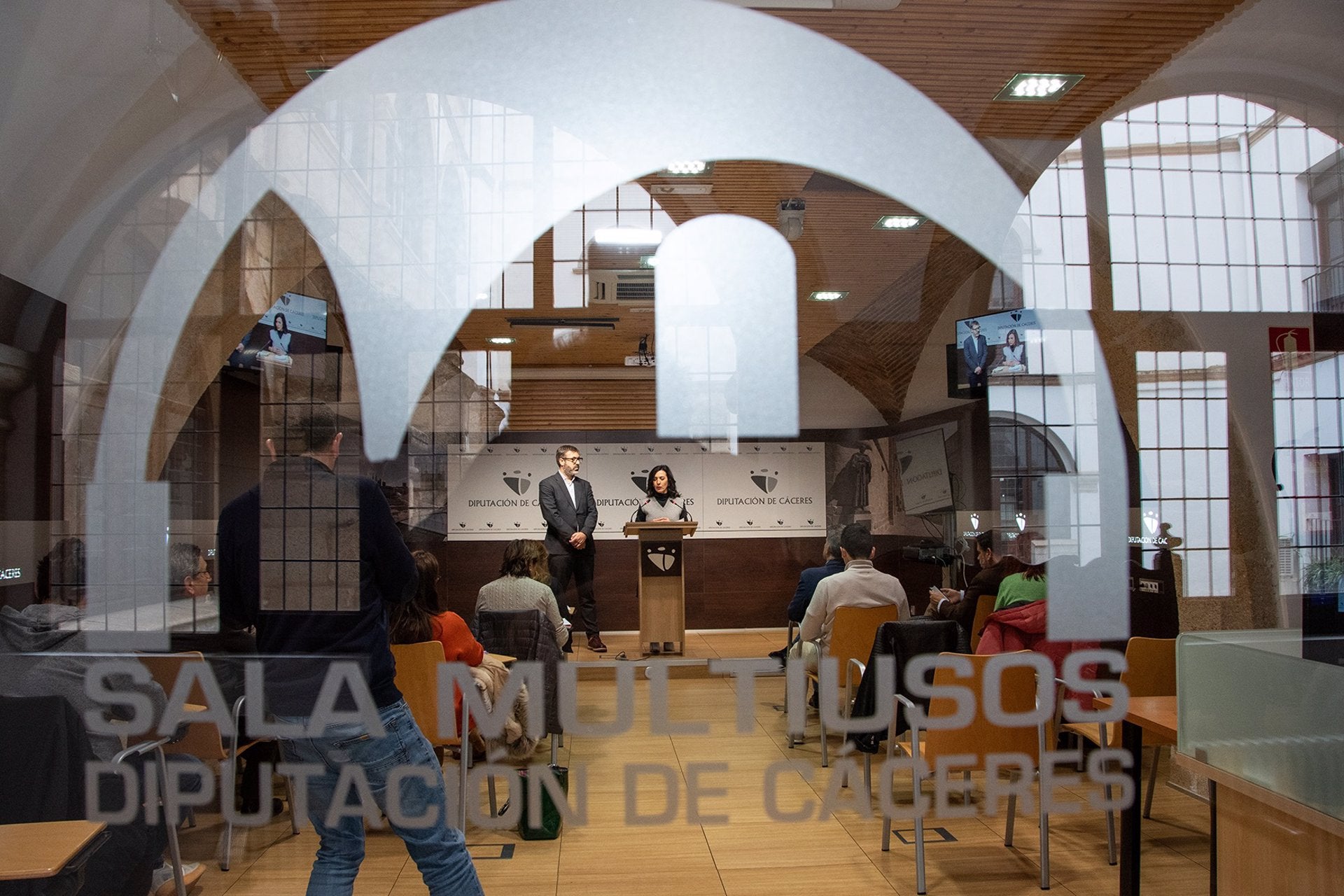 La Diputación de Cáceres y la EOI formarán a más de 520 autónomos, jóvenes desempleados y emprendedores La Diputación de Cáceres y la EOI formarán a más de 520 autónomos, jóvenes desempleados y emprendedores