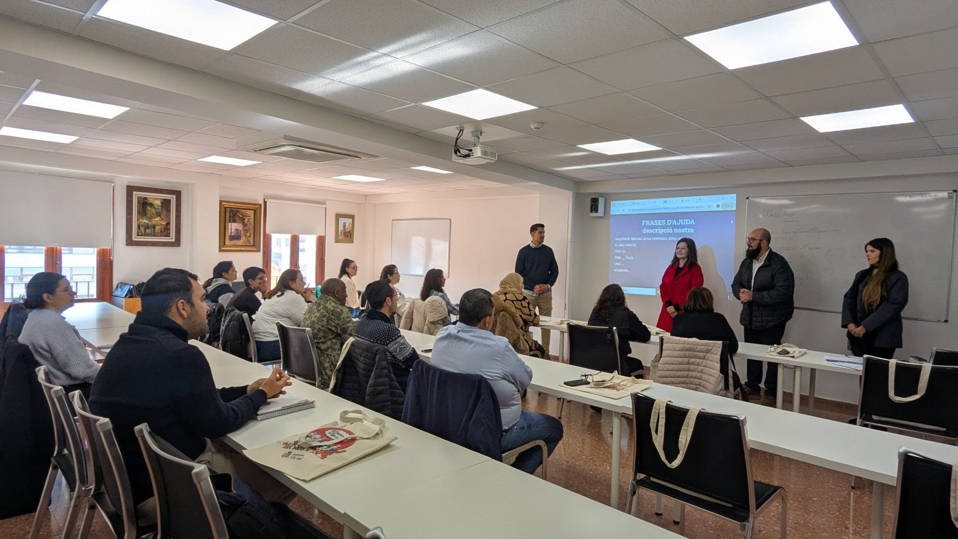 Vila-real inicia los cursos de valenciano para adultos con la participación de 50 personas Vila-real inicia los cursos de valenciano para adultos con la participación de 50 personas