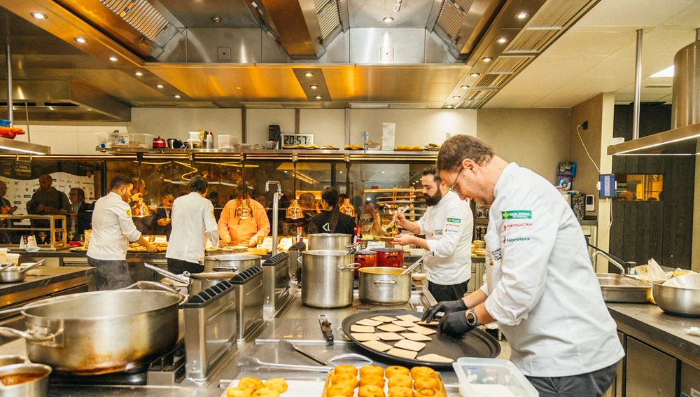 La cocina de Omeraki ha sido el espacio en el que los chefs han dado rienda suelta a sus creaciones. La cocina de Omeraki ha sido el espacio en el que los chefs han dado rienda suelta a sus creaciones.